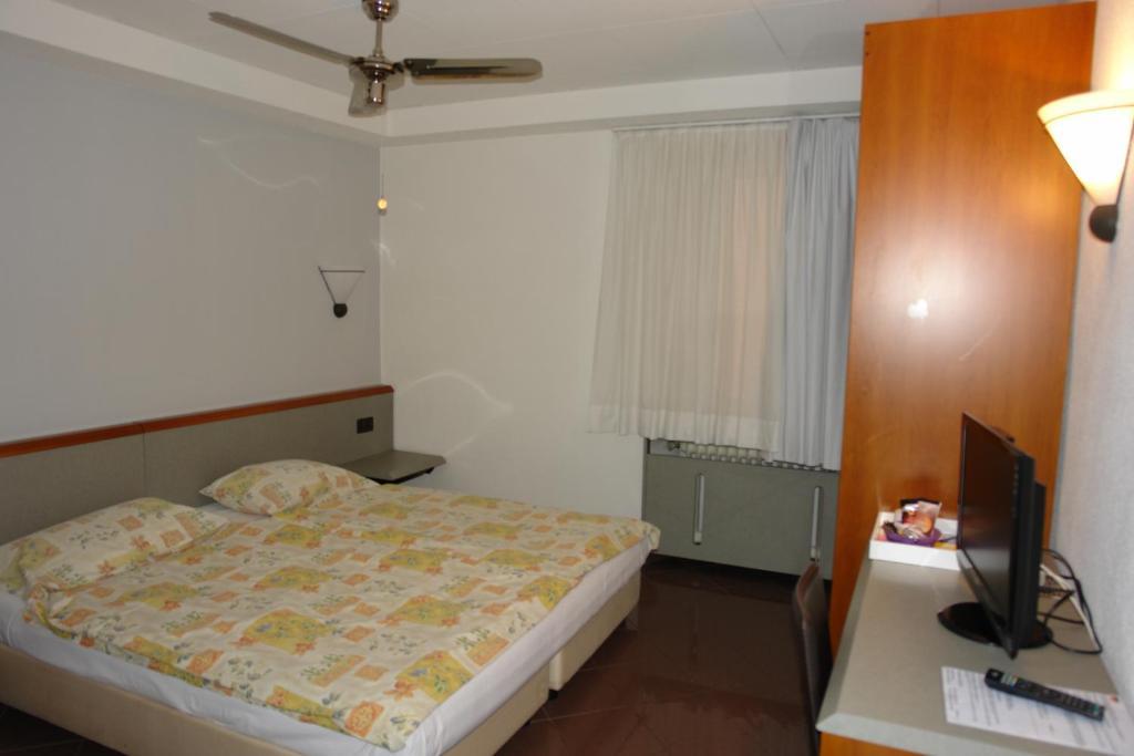 Hotel Bahnhof Haus Chiasso Zimmer foto